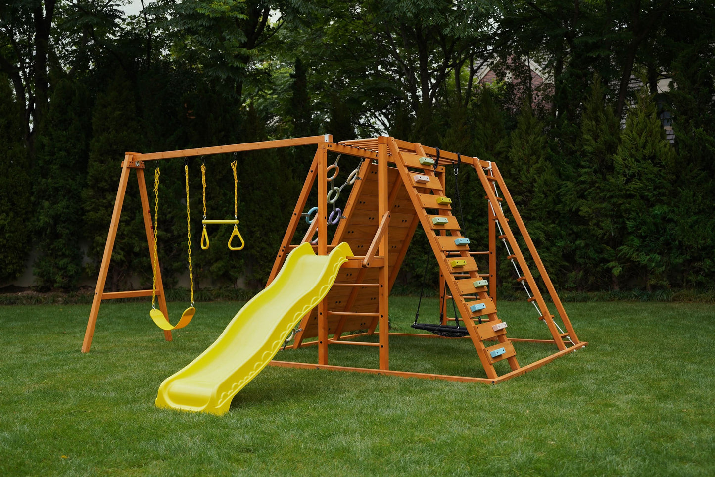 Sycamore - Ultimatives Klettergerüst für den Garten mit 2 Schaukeln und Trapezstange