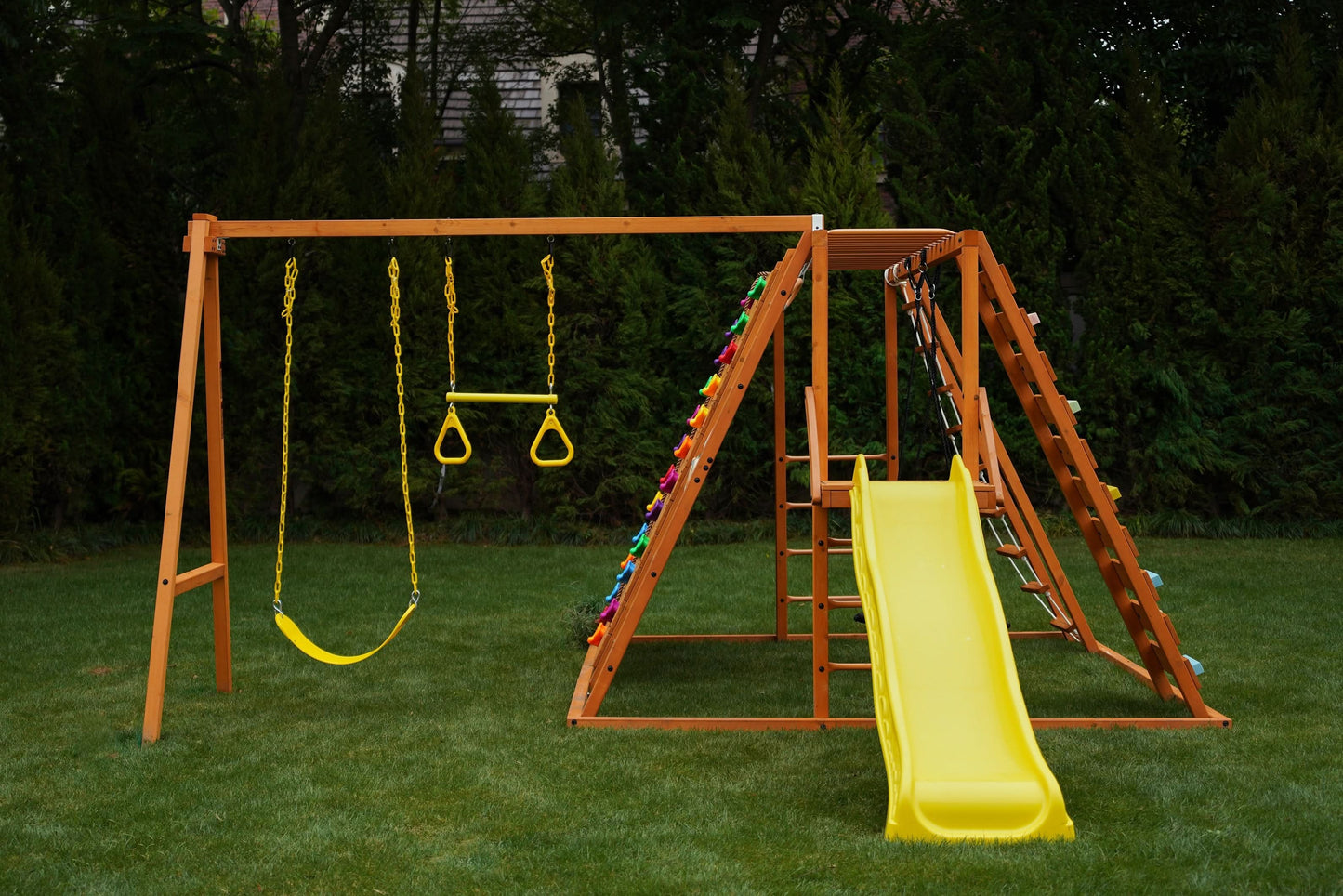 Sycamore - Ultimatives Klettergerüst für den Garten mit 2 Schaukeln und Trapezstange