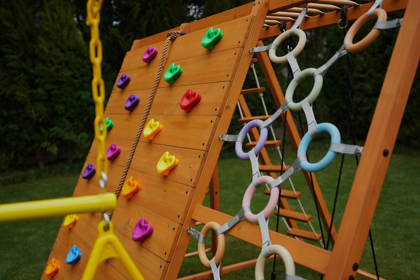 Sycamore - Ultimatives Klettergerüst für den Garten mit 2 Schaukeln und Trapezstange