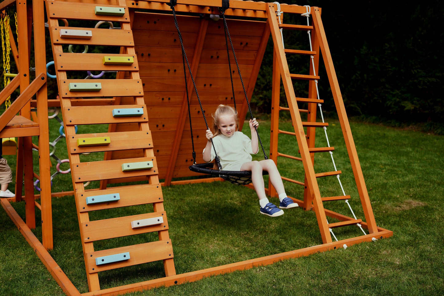 Sycamore - Ultimatives Klettergerüst für den Garten mit 2 Schaukeln und Trapezstange