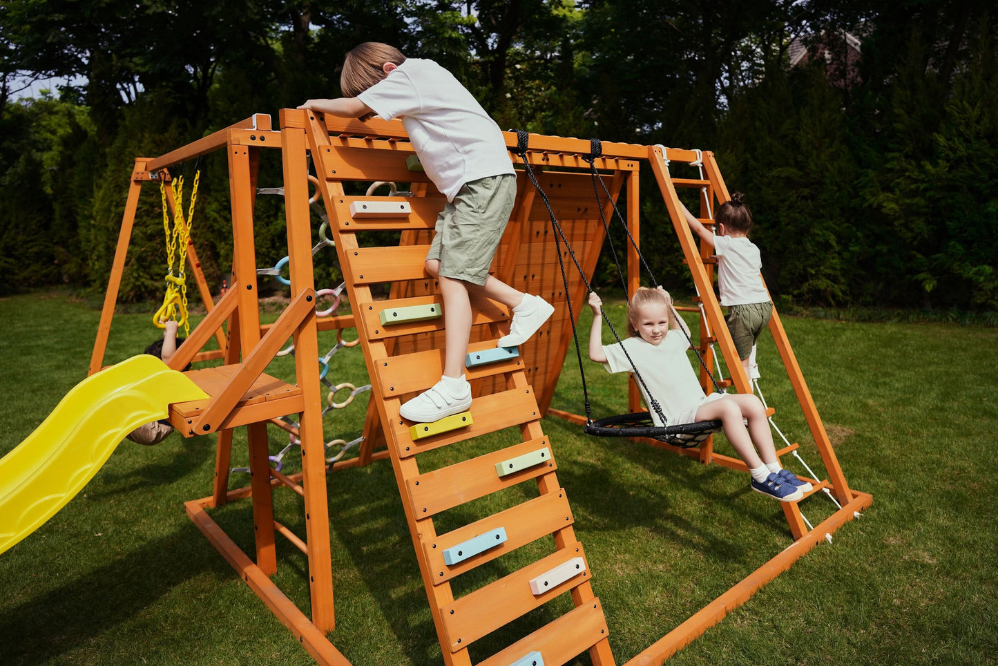 Sycamore - Backyard Ultimate Climbing Set with 2 Swings And Trapeze Bar.