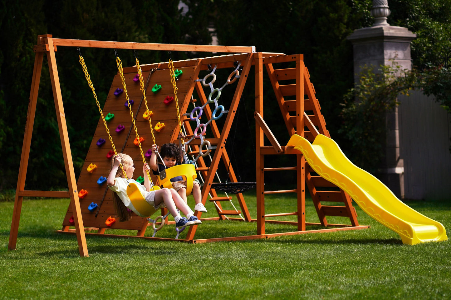 Sycamore - Ultimatives Klettergerüst für den Garten mit 2 Schaukeln und Trapezstange