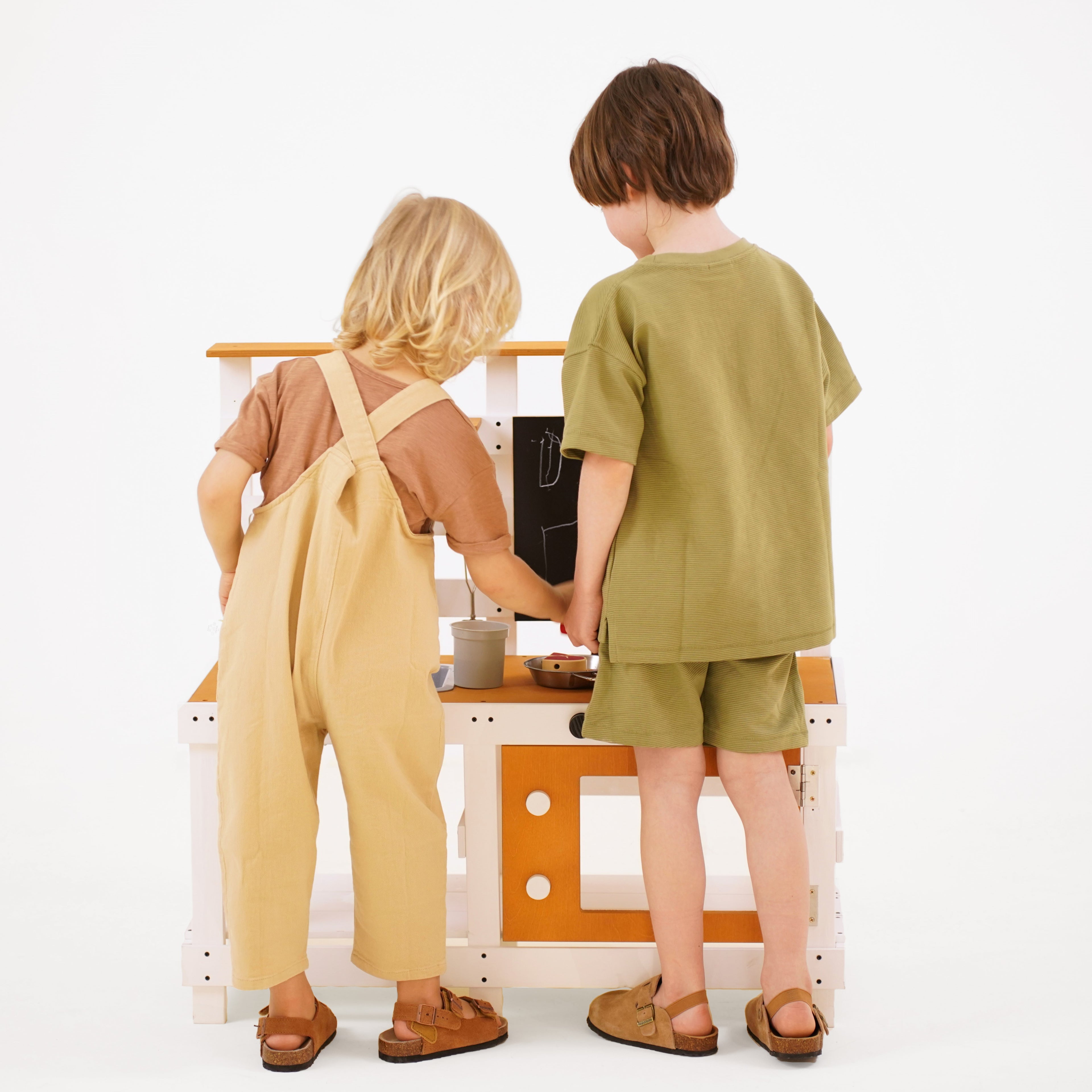 Avenlur Woodland Mud Kitchen – Montessori Outdoor Wooden Play Kitchen