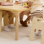 Kids drawing at the Avenlur Adrian activity table