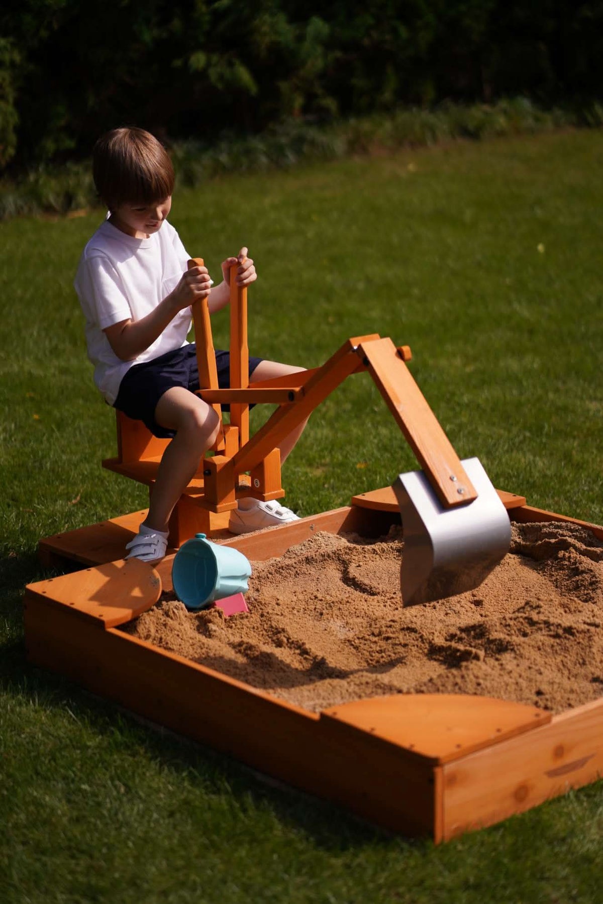 Avenlur backyard construction toy set up in the sand
