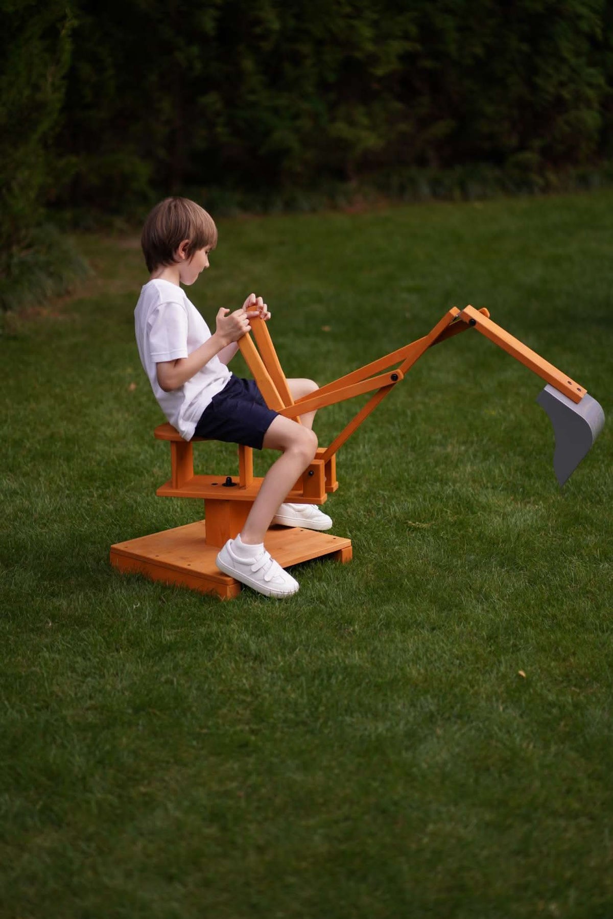 Close up of the Avenlur excavator toy scoop and levers