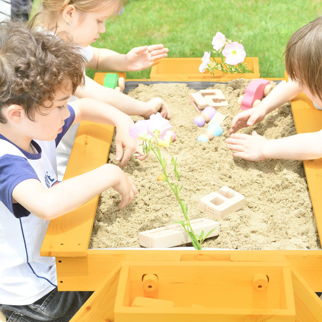 Kids digging in the Avenlur Mojave sandbox table
