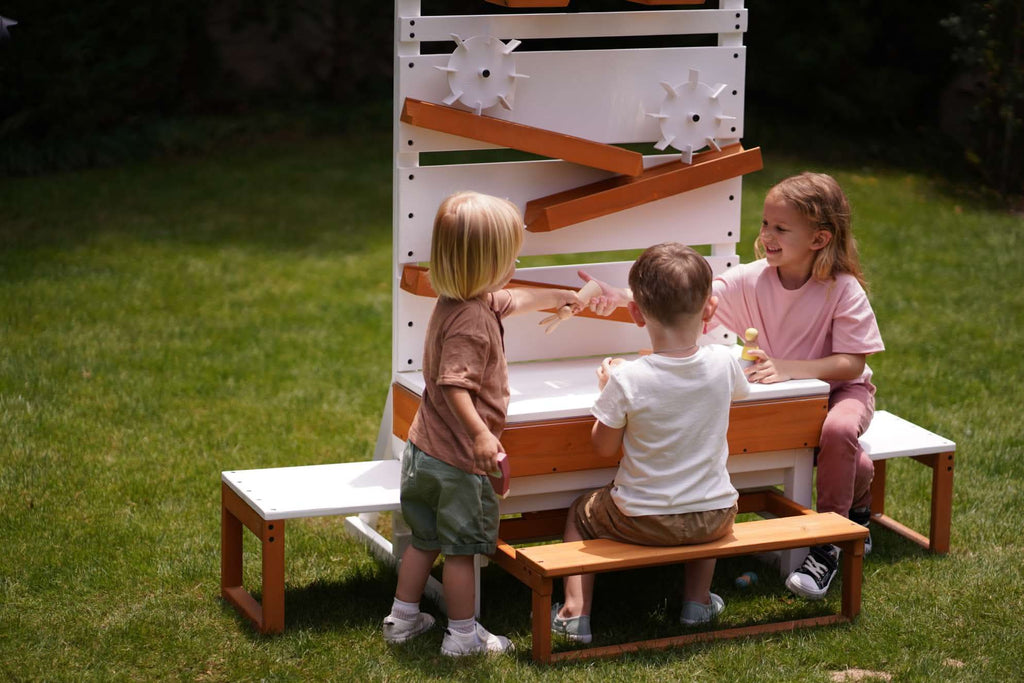 Kids playing at the Avenlur outdoor water table