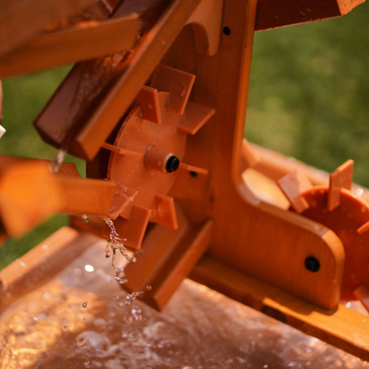 Avenlur small wooden water table set up outdoors