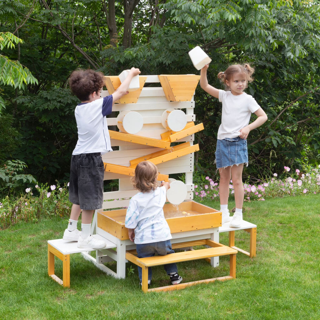 Kids playing outside with the Avenlur Fun in the Sun summer set