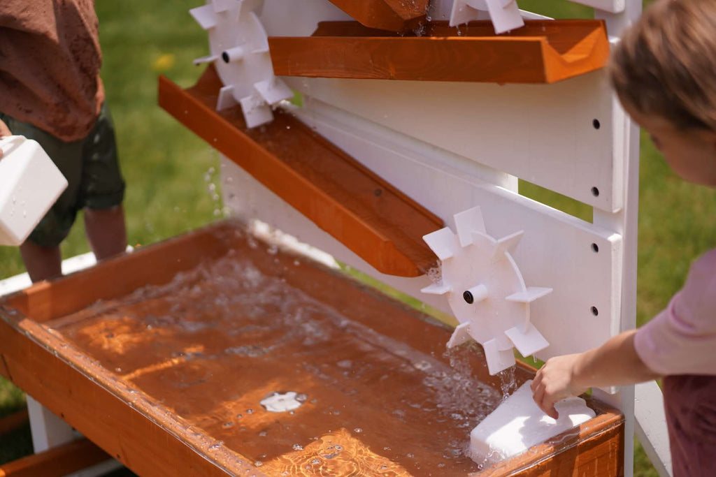 Water flowing between levels on the Avenlur water play table