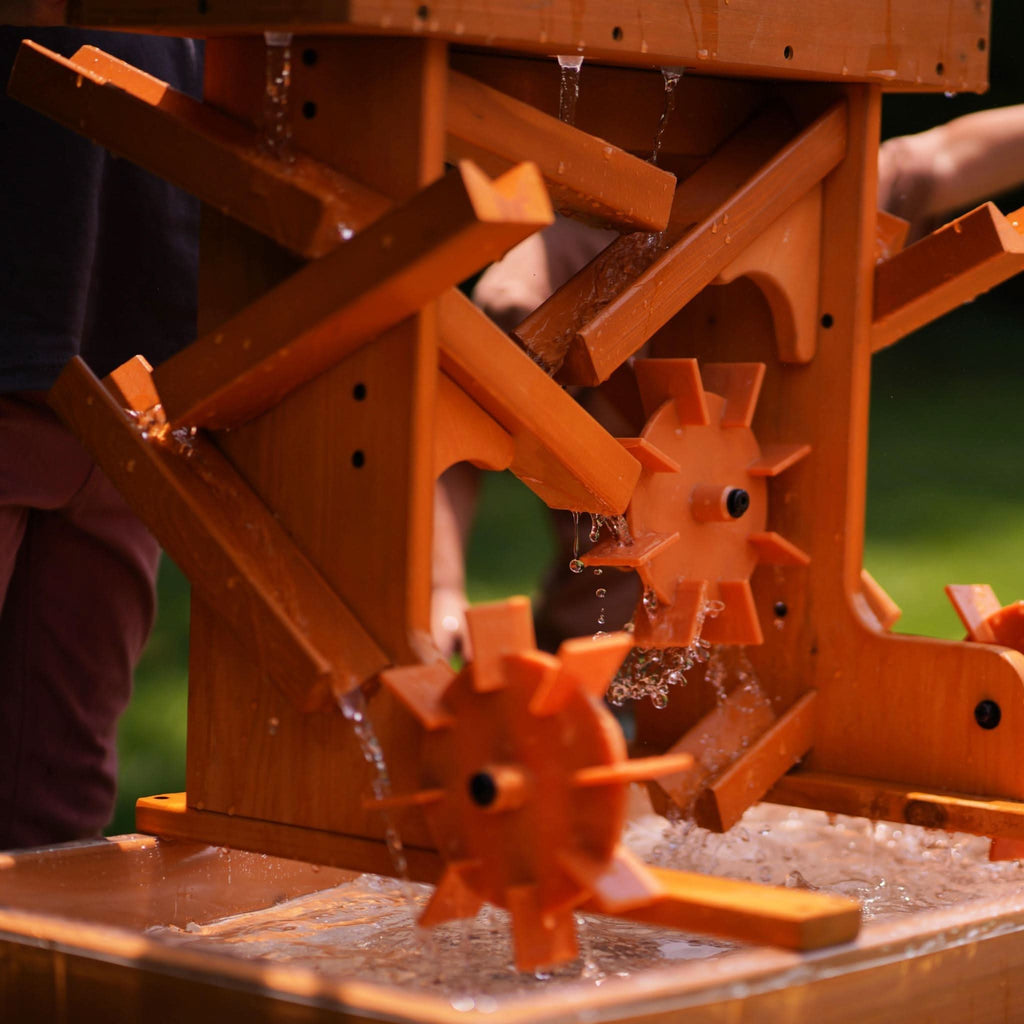 Close up of the two removable buckets on the Avenlur water table