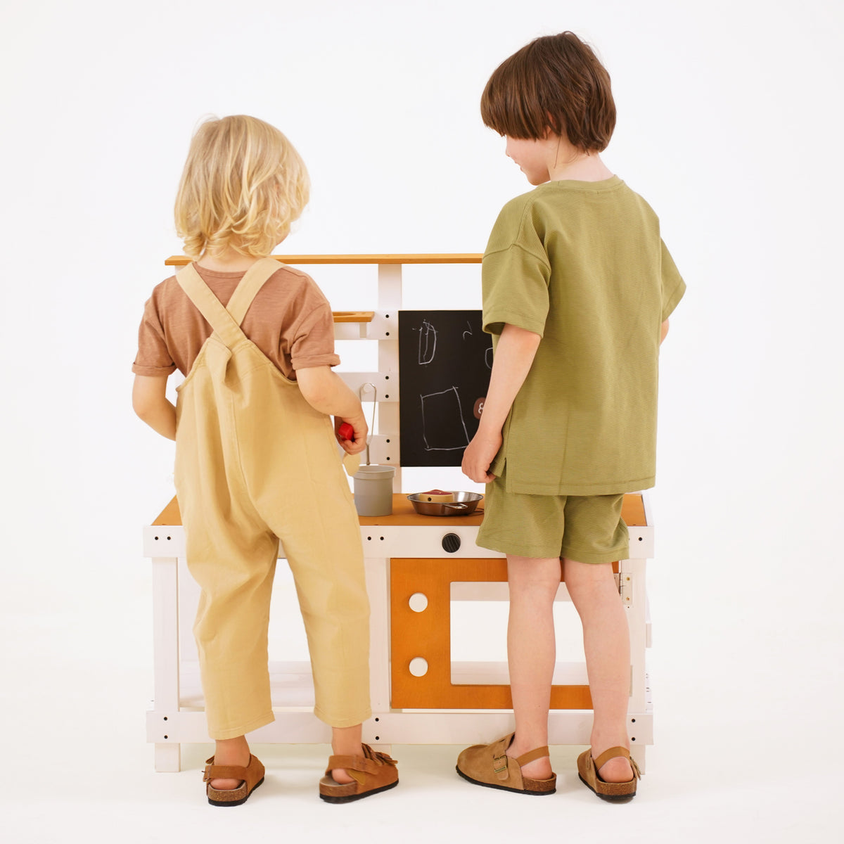 Avenlur Woodland Montessori outdoor toy for pretend cooking