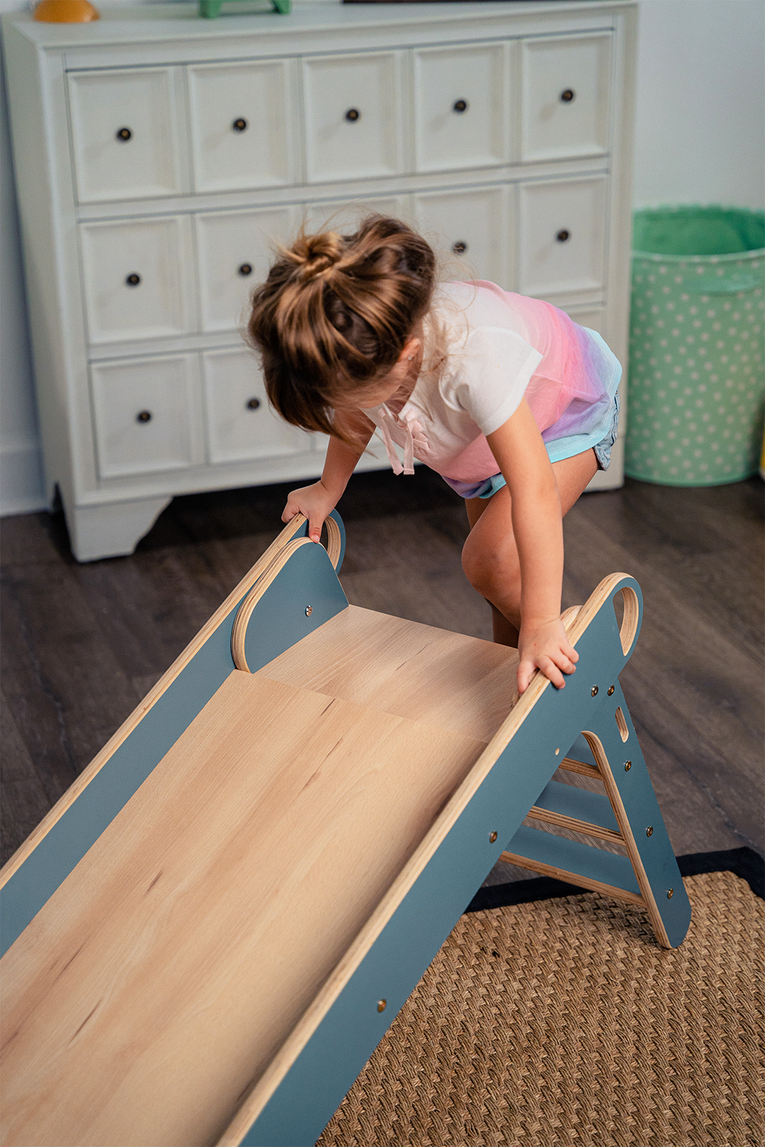 Close up of the folding hinge on the Avenlur Holland kids slide