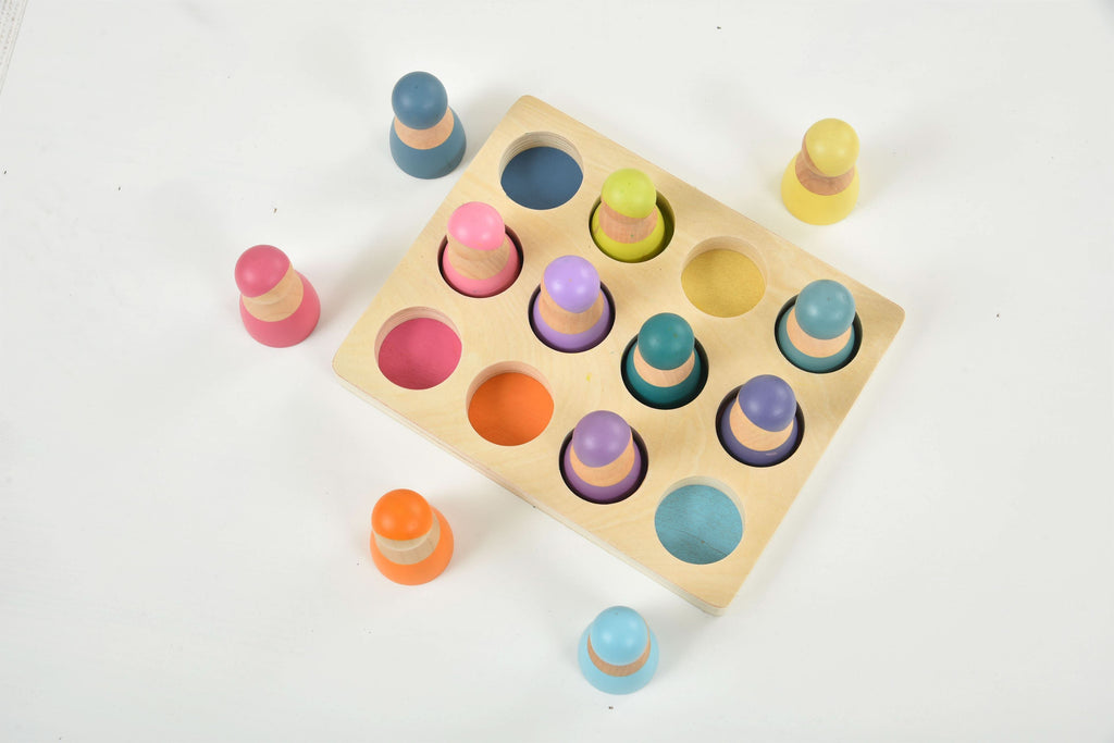 Avenlur peg dolls used for a color matching activity